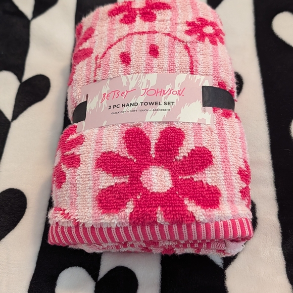 Betsey Johnson Pink Floral Happy Face Retro 70's Style Hand Towel Set - Picture 3 of 8